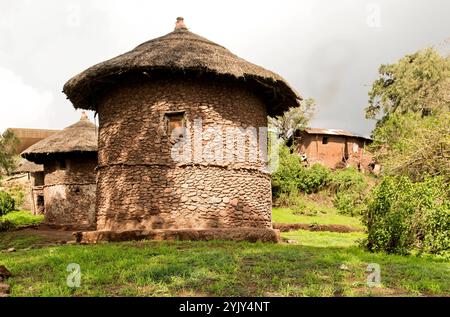 Ttraditionelles, zweistöckiges rundes Dorfhaus mit Strohdach, Lalibela, Äthiopien *** Ttraditional, casa rotonda a due piani con tetto di paglia, Foto Stock