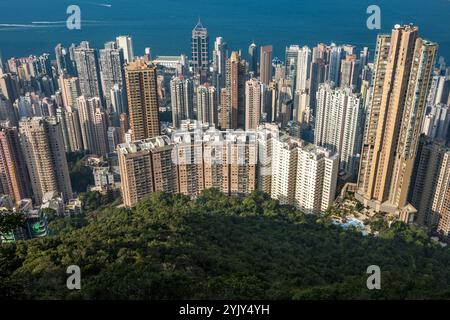 Vista dello skyline di Hong Kong dall'alto sul Victoria Peak Foto Stock