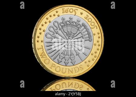 Una moneta da 2005 sterline per commemorare i 200 anni del complotto della polvere da sparo di Guy Fawkes. Foto Stock