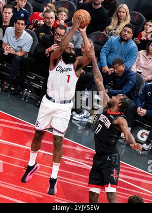Houston, Stati Uniti. 15 novembre 2024. James Harden (L) dei Los Angeles Clippers spara la palla durante la partita a squadre della NBA Cup 2024-2025 tra i Los Angeles Clippers e gli Houston Rockets a Houston, negli Stati Uniti, il 15 novembre 2024. Crediti: Chen Chen/Xinhua/Alamy Live News Foto Stock