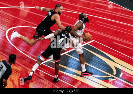 Houston, Stati Uniti. 15 novembre 2024. James Harden (R) dei Los Angeles Clippers sfonda durante la partita a squadre della NBA Cup 2024-2025 tra i Los Angeles Clippers e gli Houston Rockets a Houston, negli Stati Uniti, il 15 novembre 2024. Crediti: Chen Chen/Xinhua/Alamy Live News Foto Stock