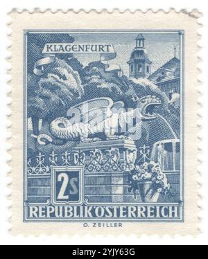 AUSTRIA - 1968 gennaio 22: 2 scellini francobollo blu scuro raffigurante la fontana Wyvern con una scultura del Lindwurm alato a quattro zampe (Drago) presso il New Place, Klagenfurt, stato della Carinzia. Corpo a serpentina, testa di drago e due avambracci artigliati, a volte anche con ali. Alcuni esempi, come la statua del verme da cieco del XVI secolo presso la fontana Lindwurm di Klagenfurt ha quattro arti e due ali. La maggior parte delle raffigurazioni degli arti implicano che i vermi ciechi non camminano sui loro due arti come un wyvern, ma si muovono come una lucertola di talpa: Si scivolano come un serpente e usano le braccia per trazione Foto Stock