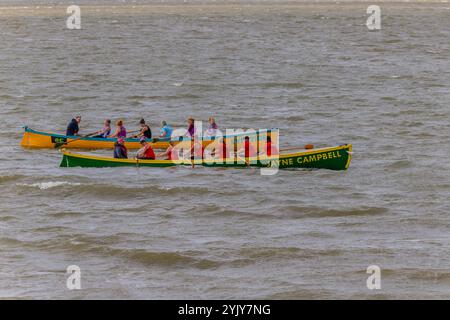 Gara di piloti al largo della spiaggia di Clevedon Foto Stock