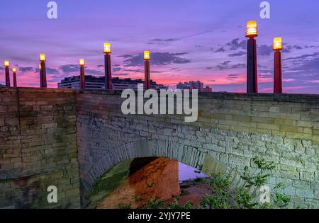 Alba sul Ponte Vecchio a Saragozza, Spagna Foto Stock