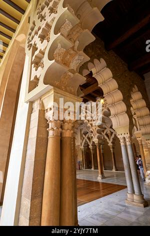 Nelle sale nord moresche di Taifa del Palazzo Aljaferia, Saragozza, Spagna Foto Stock