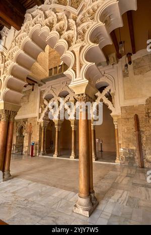 Nelle sale nord moresche di Taifa del Palazzo Aljaferia, Saragozza, Spagna Foto Stock