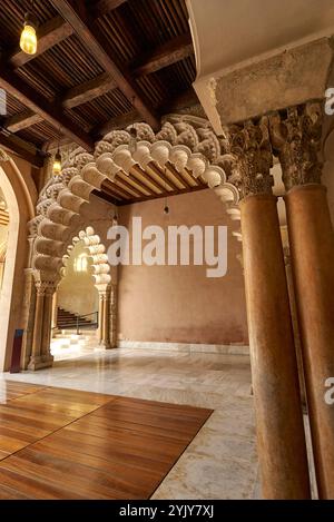 Nelle sale nord moresche di Taifa del Palazzo Aljaferia, Saragozza, Spagna Foto Stock