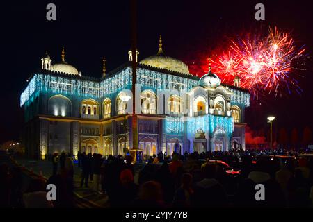 Fuochi d'artificio in una serata limpida e ghiacciata al Siri Guru Nanak Darbar Gurdwara a Gravesend in occasione del 555° compleanno del Guru Nanak. Foto Stock