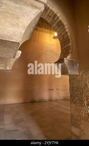 Nelle sale nord moresche di Taifa del Palazzo Aljaferia, Saragozza, Spagna Foto Stock