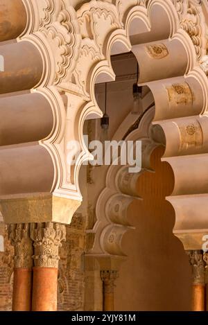 Nelle sale nord moresche di Taifa del Palazzo Aljaferia, Saragozza, Spagna Foto Stock