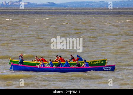 Gara di piloti al largo della spiaggia di Clevedon Foto Stock