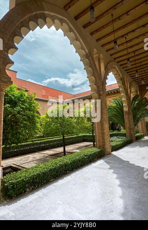 Nel cortile di Santa Isabel nel Palazzo dell'Aljaferia. Saragozza, Spagna Foto Stock