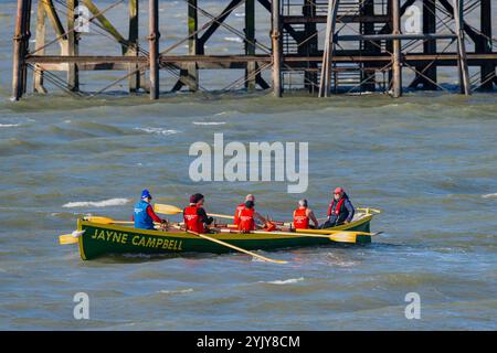 Gara di piloti al largo della spiaggia di Clevedon Foto Stock