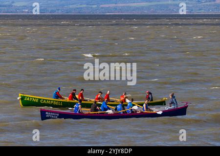 Gara di piloti al largo della spiaggia di Clevedon Foto Stock