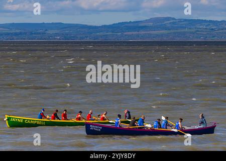 Gara di piloti al largo della spiaggia di Clevedon Foto Stock