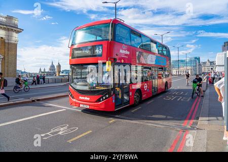 Autobus a due piani in circolazione diretto al London Bridge 43 nel centro di Londra. Regno Unito. Foto Stock