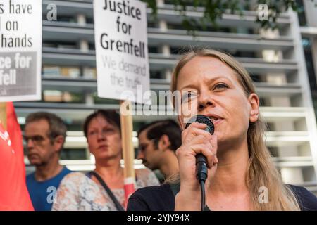 Londra, Regno Unito. 16 giugno 2017. Siân Berry, membro dell'Assemblea del Partito Verde di Londra, parla al raduno al di fuori del Dipartimento per le Comunità e il governo locale chiedendo un'azione urgente per identificare i responsabili dello stato pericoloso della Grenfell Tower che ha portato al terribile incendio in cui oltre 150 persone sono state bruciate a morte. Tra gli altri oratori c'erano Matt Wrack, Segretario generale dell'Unione dei Vigili del fuoco, residenti locali che avevano assistito alle morti, attivisti per l'edilizia popolare che da tempo hanno chiesto che l'edilizia popolare rispettasse gli stessi standard di sicurezza degli sviluppi privati e Stand Up to Racism, e lì wa Foto Stock