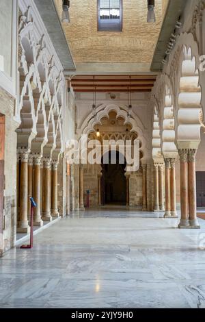 Nelle sale nord moresche di Taifa del Palazzo Aljaferia, Saragozza, Spagna Foto Stock