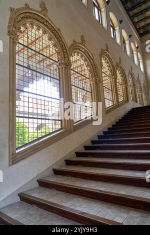 Sulle scale del Palazzo Aljaferia. Saragozza, Spagna Foto Stock