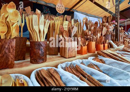 Utensili da cucina in legno in vendita Foto Stock