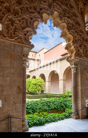 Nel cortile del Palazzo Aljaferia a Saragozza, Spagna Foto Stock