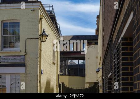 Londra - 06 16 2022: Ponte che collega due edifici del Victoria and Albert Museum da Princes Gate Mews Foto Stock