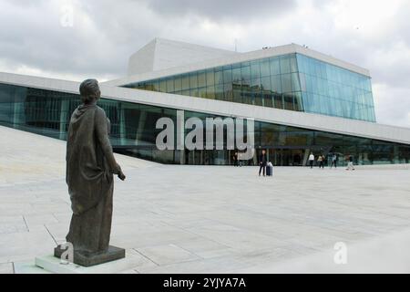 Oslo, Norvegia - 18 luglio 2019: Statua di fronte all'esterno del Teatro dell'Opera di Oslo, Norvegia - architettura moderna e punto di riferimento culturale sotto il cielo coperto Foto Stock