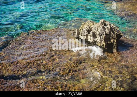 Splendida superficie d'acqua turchese ad Ayia Napa. Bellissima superficie d'acqua clea con riflessi. Foto Stock