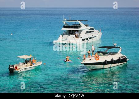 Ayia Napa, Cipro. 16 novembre 2024. Barche bianche di lusso nel Mediterraneo ad Ayia Napa, Cipro. Foto Stock