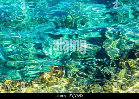 Splendida superficie d'acqua turchese ad Ayia Napa. Bellissima superficie d'acqua clea con riflessi. Foto Stock