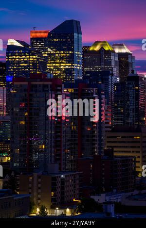 Destinazione turistica Calgary. Vista panoramica dello skyline nella stagione autunnale con la sala dei banchieri e la torre Calgary Foto Stock