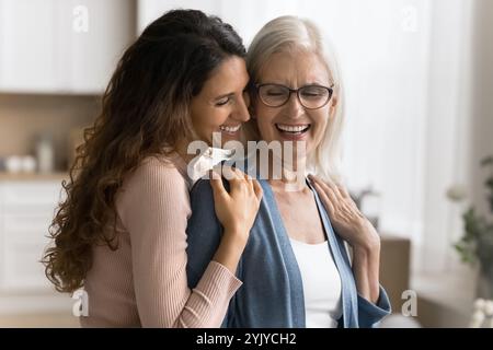 Momenti teneri tra la madre più anziana e la figlia millenaria Foto Stock