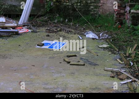 Royal Clarence Yard, Weevil Lane, Gosport, Hampshire, Inghilterra. 17 novembre 2024. La zona si sta gradualmente rigenerando con un mix di imprese e alloggi privati e sociali. Questa foto mostra una vista da una finestra rotta del vecchio negozio di rum della Royal Navy, con cartelli scartati e altri detriti. Foto Stock