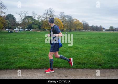 Londra, Regno Unito. 16 novembre 2024 Un jogger maschile che si esercita a Wimbledon common, a sud-ovest di Londra, in una giornata fredda, quando le temperature iniziano a calare. Il MET Office ha avvisi di neve e ghiaccio a partire dalla domenica, poiché in gran parte del Regno Unito si verificano condizioni di freddo. Credito. Amer Ghazzal/Alamy Live News Foto Stock