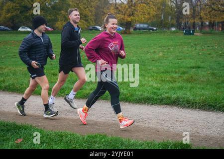 Londra, Regno Unito. 16 novembre 2024 Joggers esercitano sul comune di Wimbledon, a sud-ovest di Londra, in una giornata fredda con il calare delle temperature. Il MET Office ha avvisi di neve e ghiaccio a partire dalla domenica, poiché in gran parte del Regno Unito si verificano condizioni di freddo. Credito. Amer Ghazzal/Alamy Live News Foto Stock