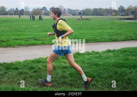 Londra, Regno Unito. 16 novembre 2024 Un jogger maschile che si esercita a Wimbledon common, a sud-ovest di Londra, in una giornata fredda, quando le temperature iniziano a calare. Il MET Office ha avvisi di neve e ghiaccio a partire dalla domenica, poiché in gran parte del Regno Unito si verificano condizioni di freddo. Credito. Amer Ghazzal/Alamy Live News Foto Stock