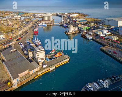 Peterhead, Aberdeenshire, zona portuale scozzese, barche da pesca ormeggiate, RNLI, faro nord, molo ovest e molo Blubber Box Foto Stock