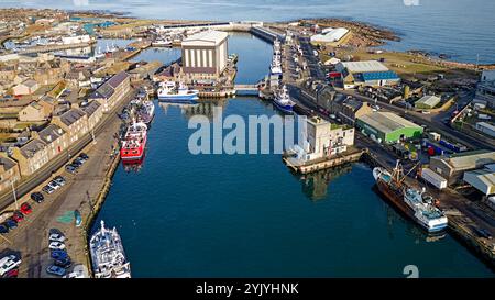 Peterhead, Aberdeenshire, zona portuale della Scozia, attraccata dai pescherecci, West Pier, Queenie Lift Bridge, Shiprow e Blubber Box Jetty Foto Stock