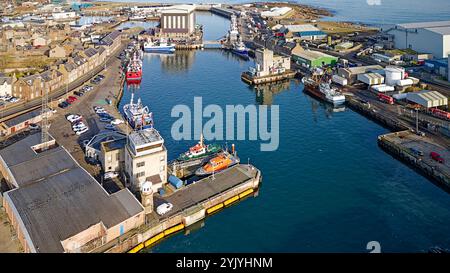 Peterhead, Aberdeenshire, zona portuale scozzese, navi da pesca ormeggiate, RNLI, faro nord, molo ovest e molo Blubber Box Foto Stock