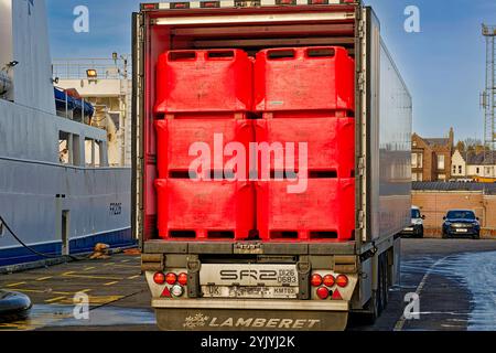 Peterhead Aberdeenshire Scozia il porto un trasportatore carico di casse di pesci rossi Foto Stock