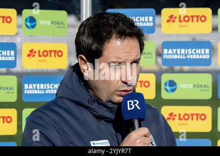 Chef-allenatore Argirios Giannikis (TSV 1860 Muenchen) beim Fernseh - intervista mit dem Bayerischen Rundfunk vor der Partie. GER, TSV 1860 Muenchen gegen SpVgg Unterhaching, Fussball, Bayerischer Totopokal, Viertelfinale, Saison 2024/2025, 16.11.2024. foto: Eibner-Pressefoto/Heike Feiner Foto Stock