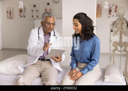 Medico che spiega i risultati dei test medici sulla compressa al paziente Foto Stock