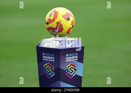 Brighton, Regno Unito. 16 novembre 2024. Matchballduring la partita di Barclays Women's Super League tra Brighton & Hove Albion e West Ham United all'American Express Stadium. Crediti: James Boardman/Alamy Live News Foto Stock