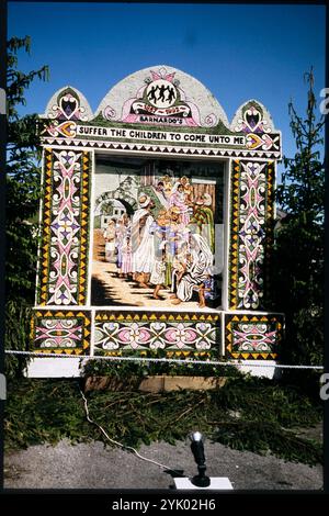 Youlgreave, Derbyshire Dales, Derbyshire, 1992. Un bel vestito intitolato "Suffer the Children to venire a me", creato per celebrare il 125° anniversario di Barnado, in mostra a Youlgreave. Foto Stock