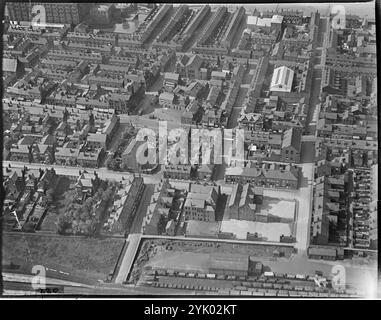 Elliot Street e dintorni, tra cui Tyldesley Chapel (appena a sinistra del centro), Tyldesley, Greater Manchester, 1930. Foto Stock