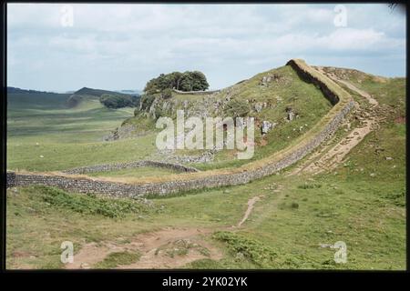 Cuddy's Crags, Vallo di Adriano, Bardon Mill, Northumberland, 1979. La vista dal Cuddy's Crags, o Cuday's Crags, si affaccia a est lungo il Vallo di Adriano verso Milecastle 37 e il forte Housesteads. Foto Stock