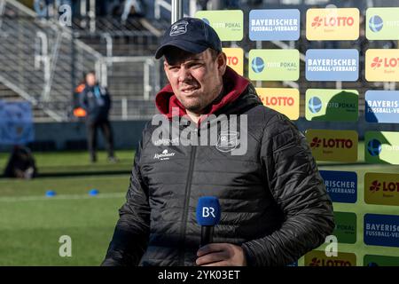 Monaco, Germania. 16 novembre 2024. Marc Unterberger (Chef-Trainer, SpVgg Unterhaching) beim Fernseh - intervista mit dem Bayerischen Rundfunk vor der Partie. GER, TSV 1860 Muenchen gegen SpVgg Unterhaching, Fussball, Bayerischer Totopokal, Viertelfinale, Saison 2024/2025, 16.11.2024. foto: Eibner-Pressefoto/Heike Feiner credito: dpa/Alamy Live News Foto Stock