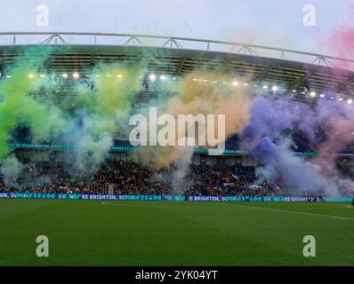 Brighton, Regno Unito. 16 novembre 2024. Rainbow lacca fuochi d'artificio prima della partita della Barclays Women's Super League tra Brighton e Hove Albion e il West Ham United all'American Express Stadium di Brighton, Inghilterra, sabato 16 novembre 2024. (Claire Jeffrey/SPP) credito: SPP Sport Press Photo. /Alamy Live News Foto Stock