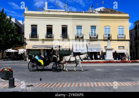 Giro in carrozza a cavallo in Piazza Spagna, città di Ronda, Andalusia, Spagna Foto Stock