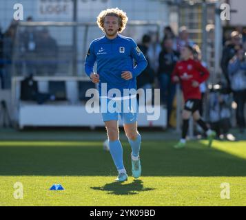 Jesper Verlaat (TSV 1860 Muenchen, n. 4) beim Aufwaermen. GER, TSV 1860 Muenchen gegen SpVgg Unterhaching, Fussball, Bayerischer Totopokal, Viertelfinale, Saison 2024/2025, 16.11.2024. foto: Eibner-Pressefoto/Heike Feiner Foto Stock